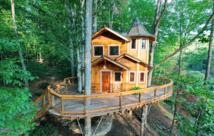 Unique Luxurious Tree House Hotel with a Spacious Wrap Around Deck in Asheville